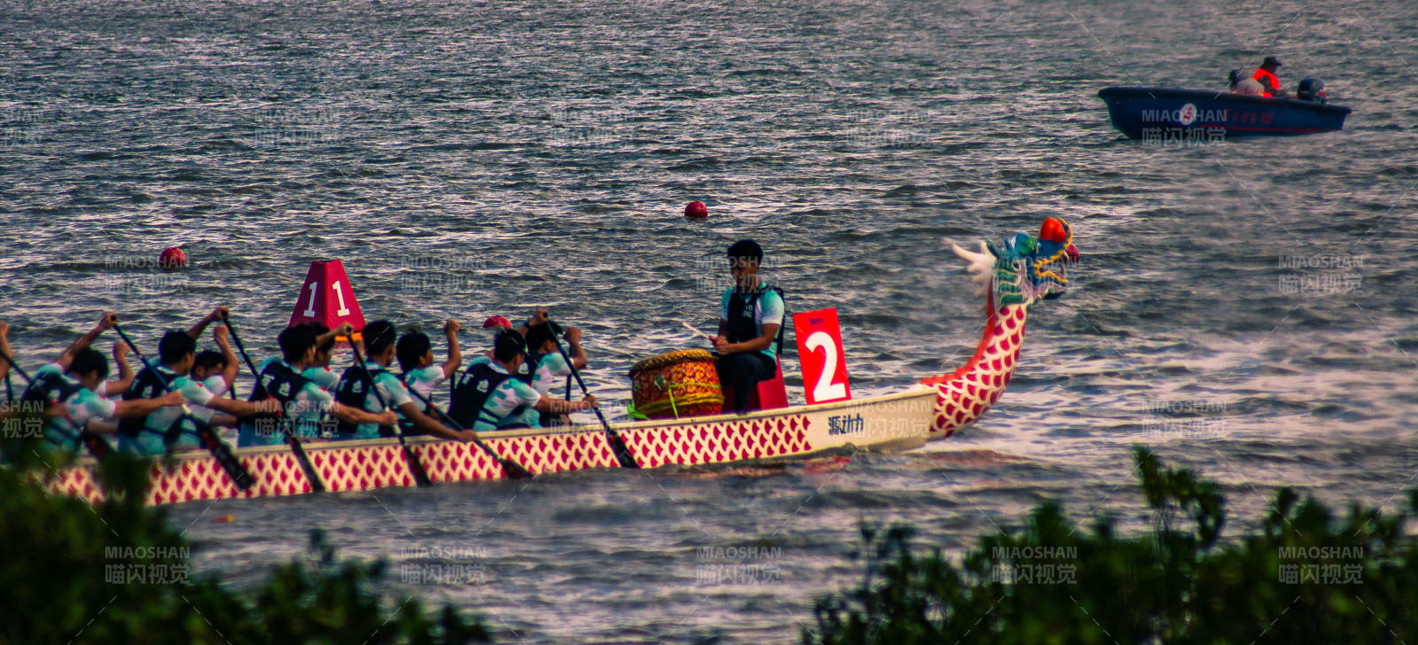 龙舟竞渡 水上争锋图片