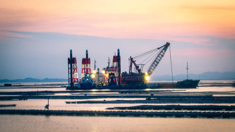 港口作业夕阳景图片