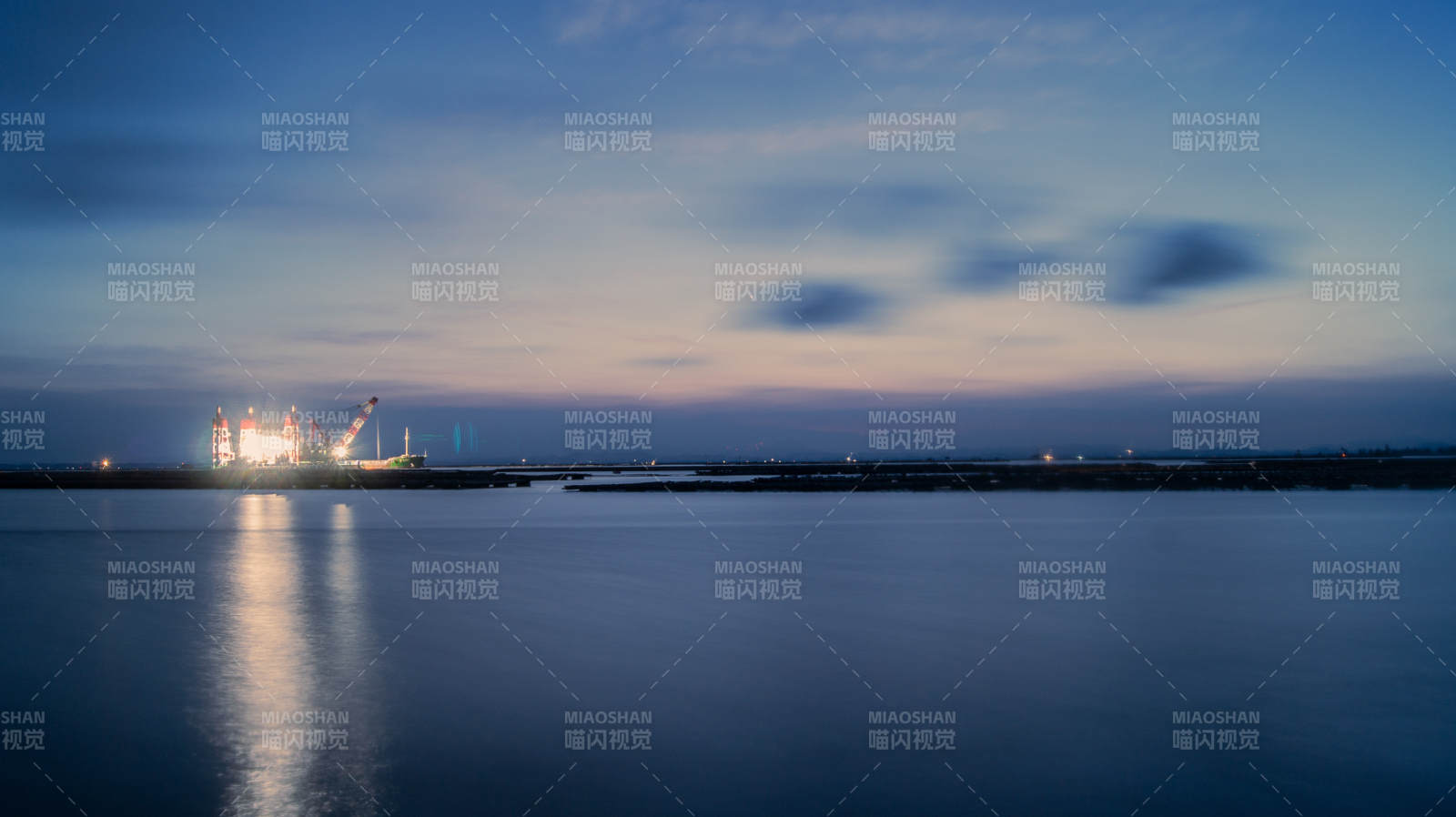 夜幕下的港口灯火辉煌图片