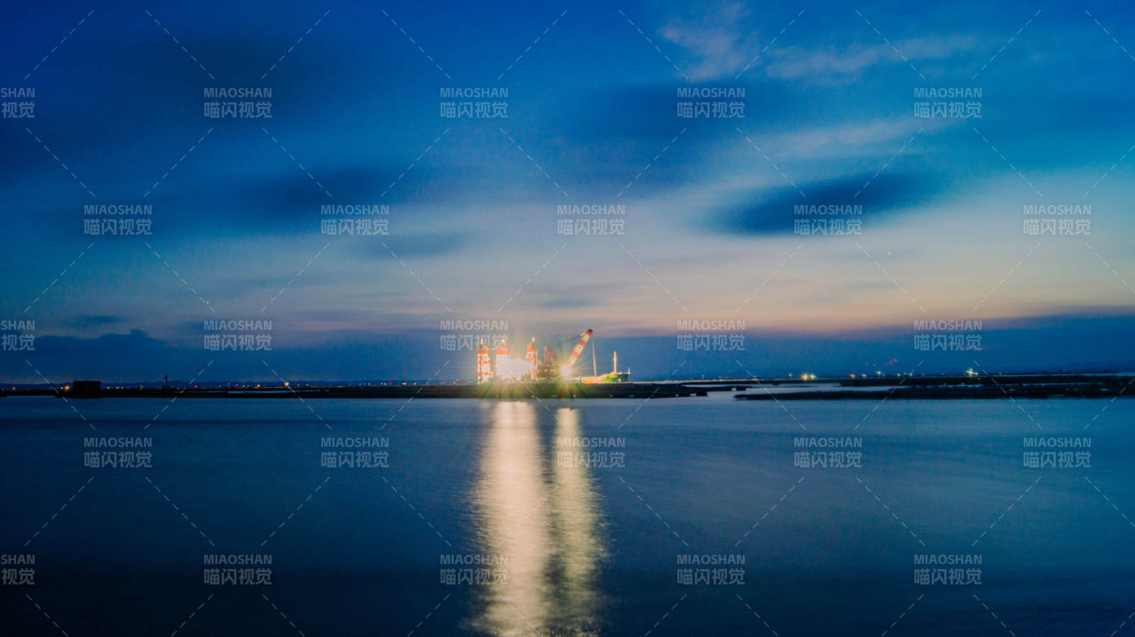 夜幕下的港口灯火辉煌图片