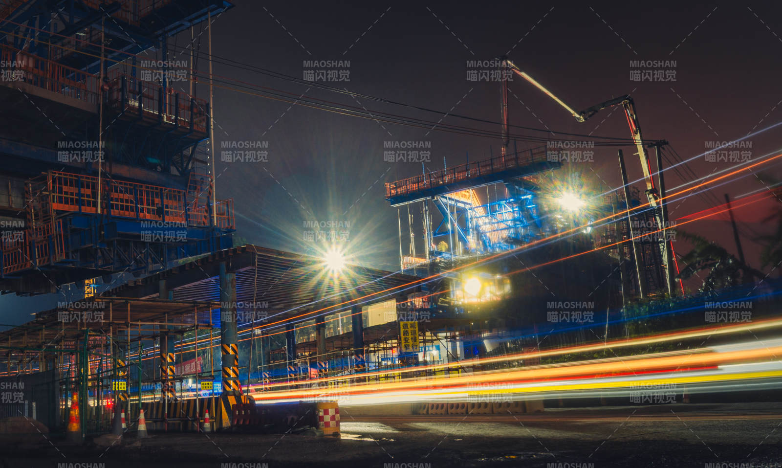 夜幕下的城市建设光影图片