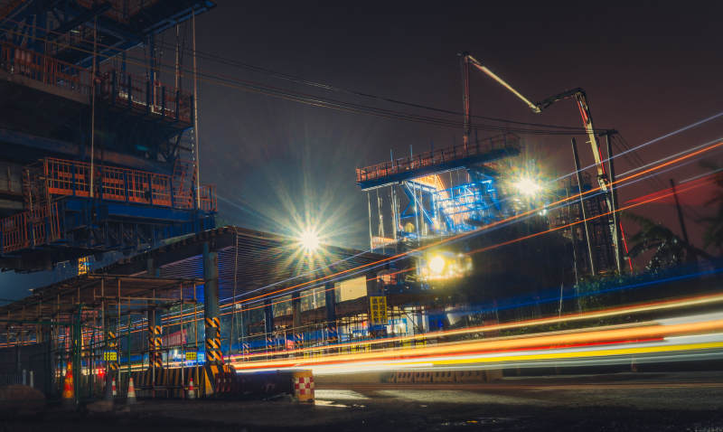 夜幕下的城市建设光影图片