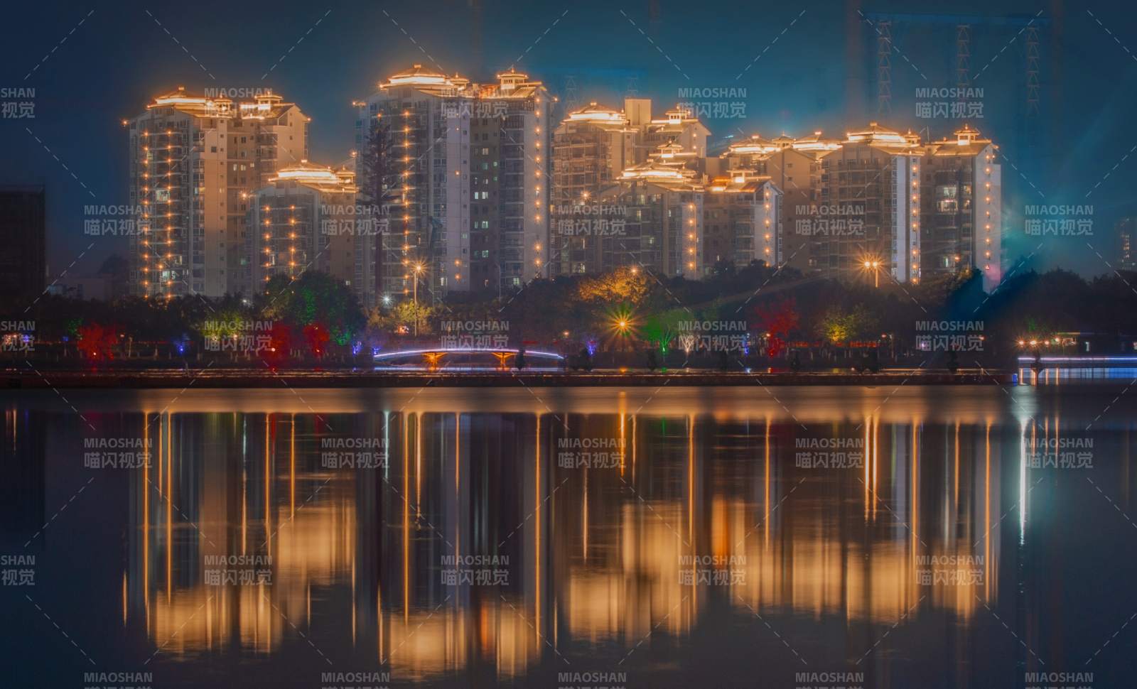 夜景湖畔 灯火辉煌倒影图片