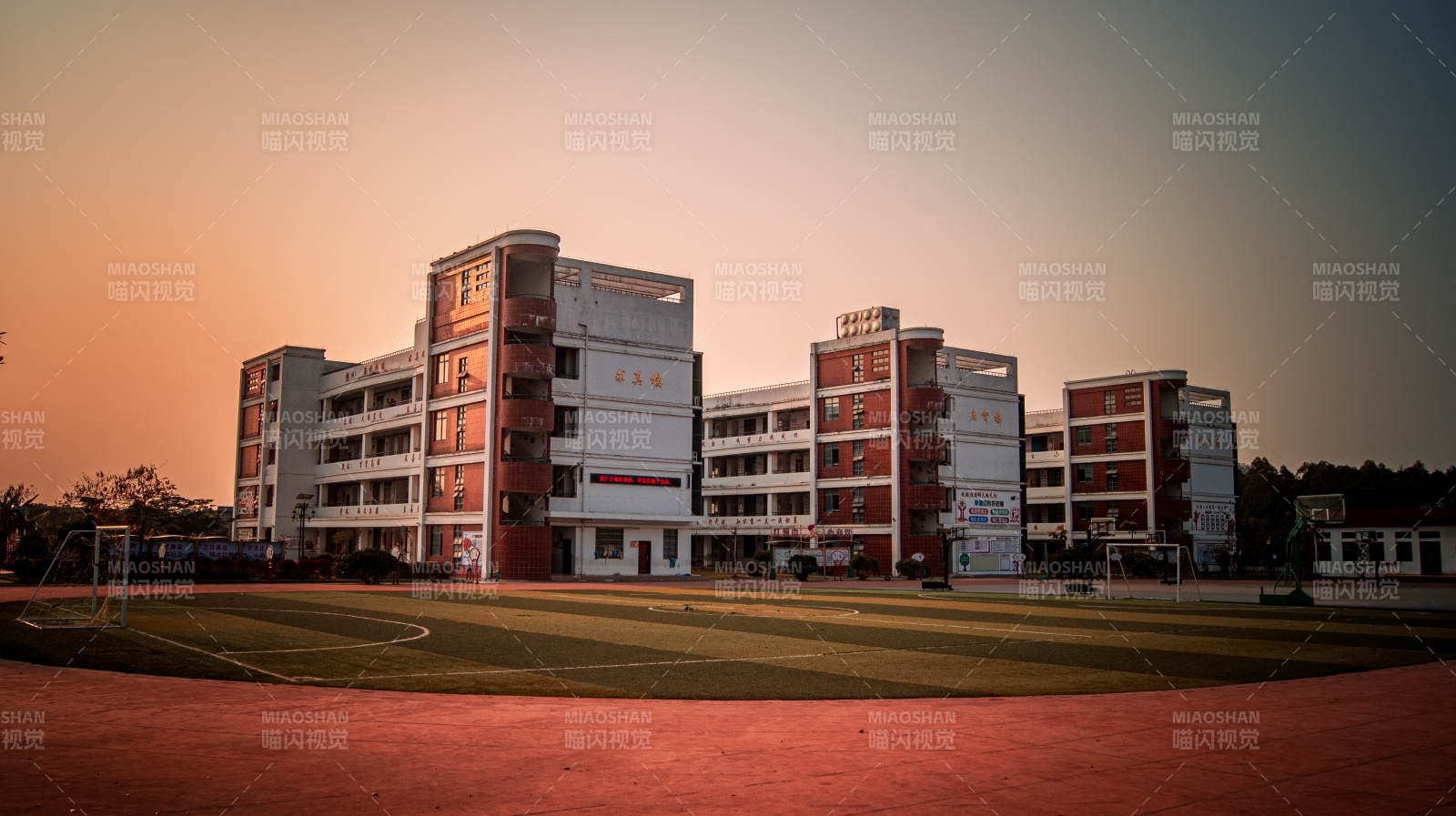 校园黄昏 静谧时光图片