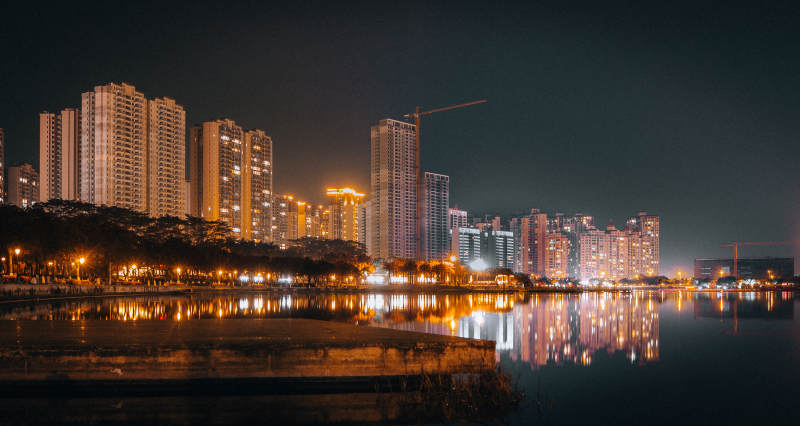 夜景城市倒影湖畔图片