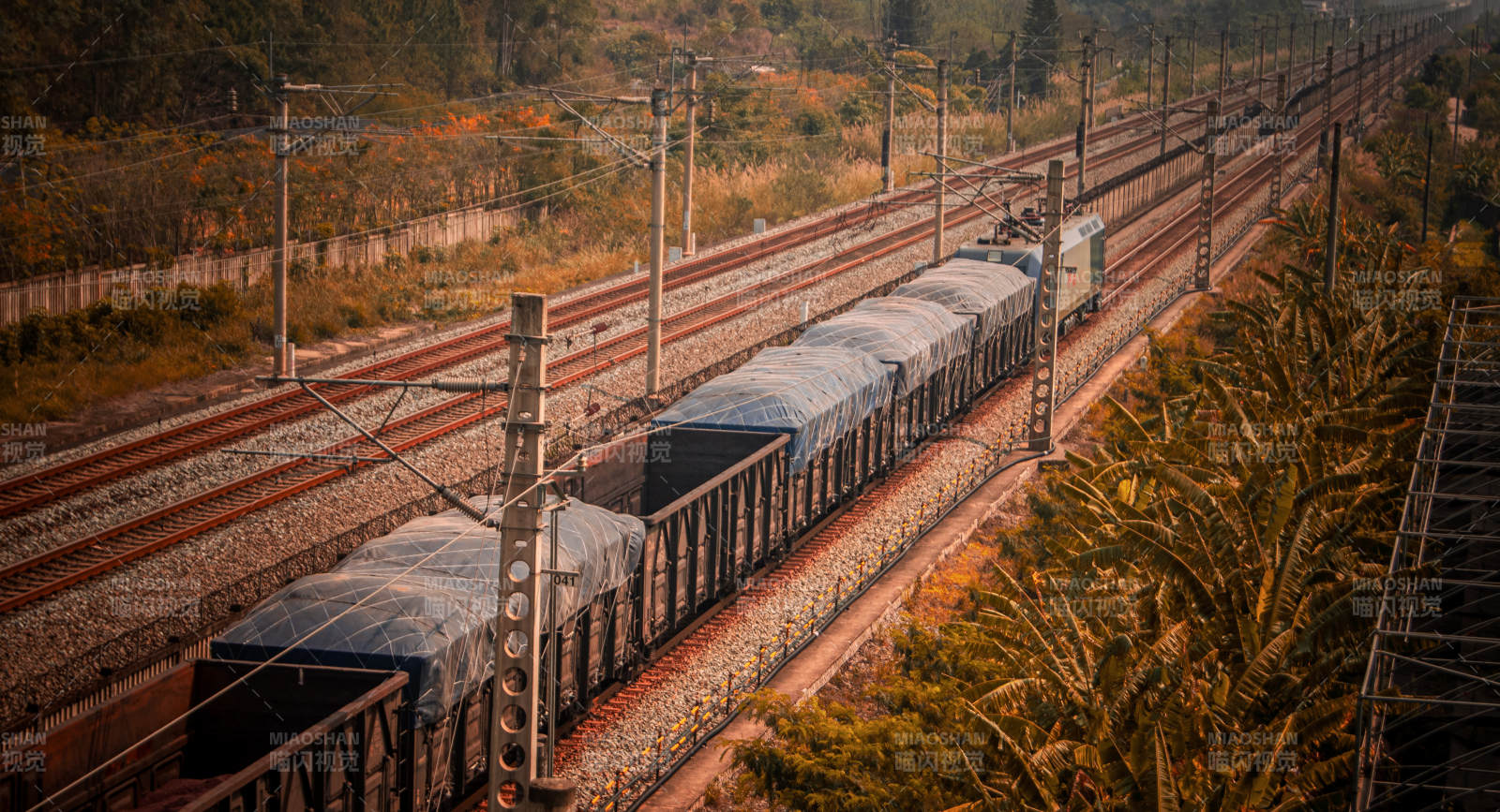 铁路货运列车行驶中图片