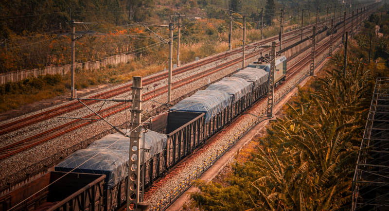 铁路货运列车行驶中图片