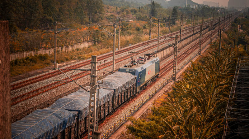 铁路货运列车行驶中图片