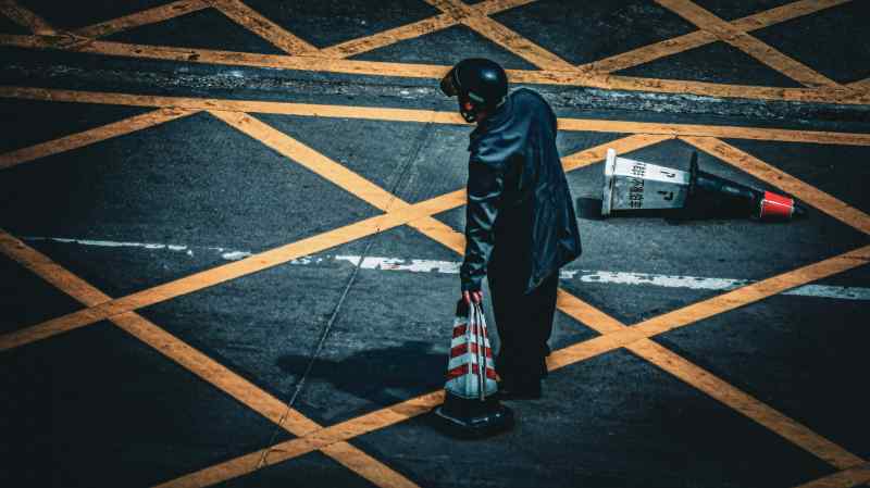 夜行者与路障图片