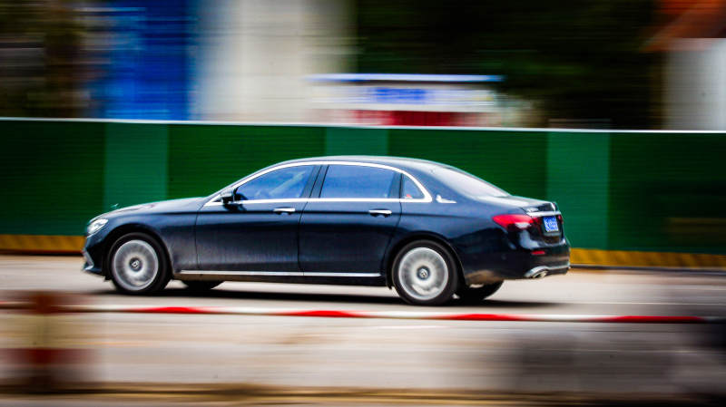 奔驰轿车高速行驶中图片