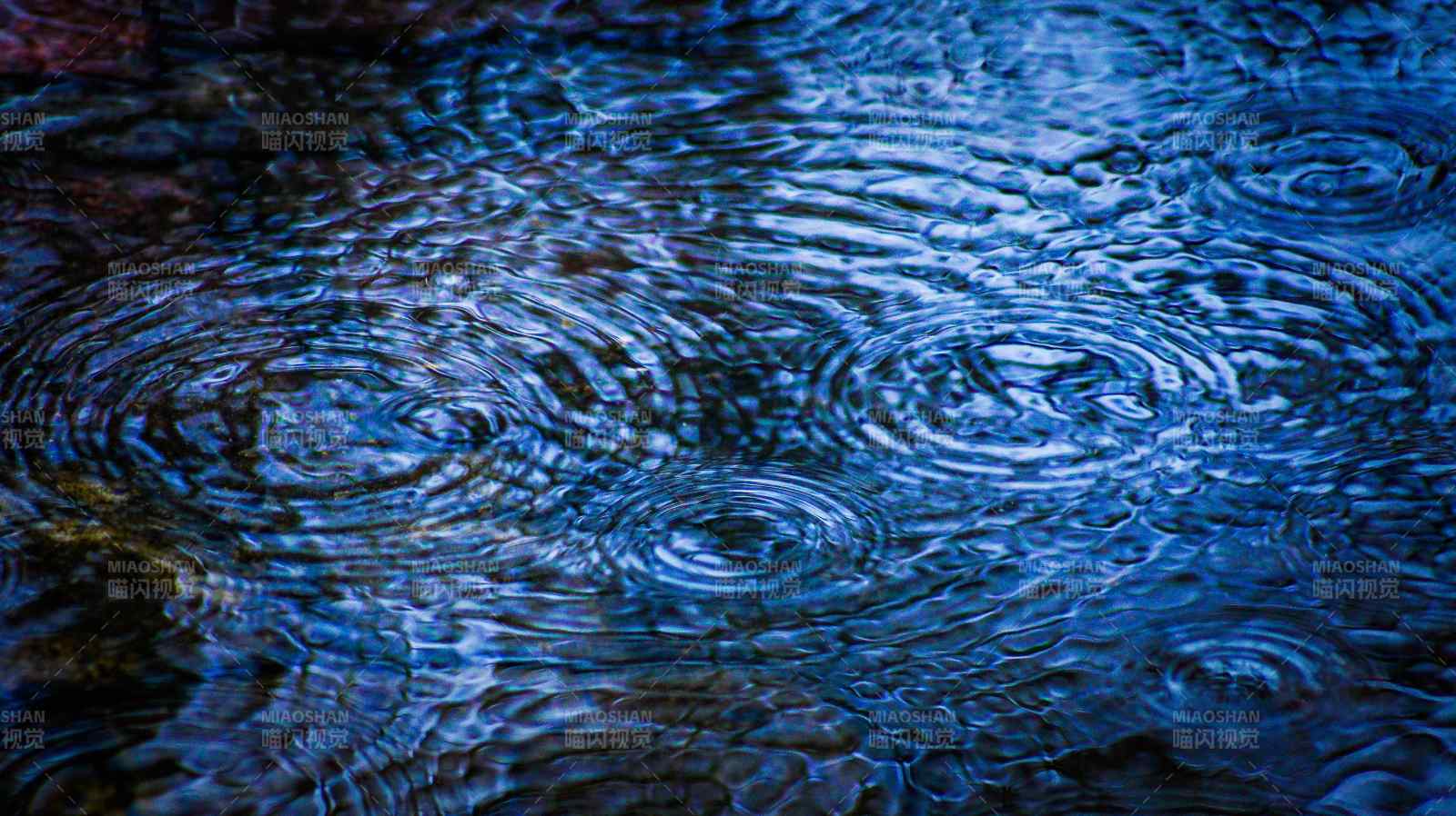 雨滴涟漪 水面波动图片
