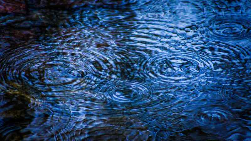 雨滴涟漪 水面波动图片