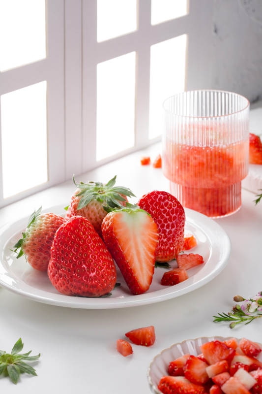 草莓与果汁的清新时光图片