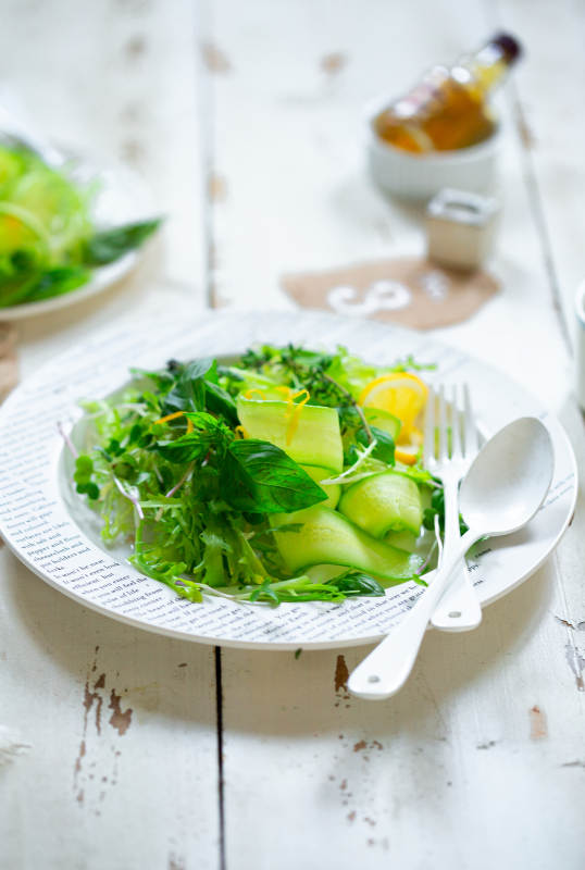 清新绿色沙拉盘图片