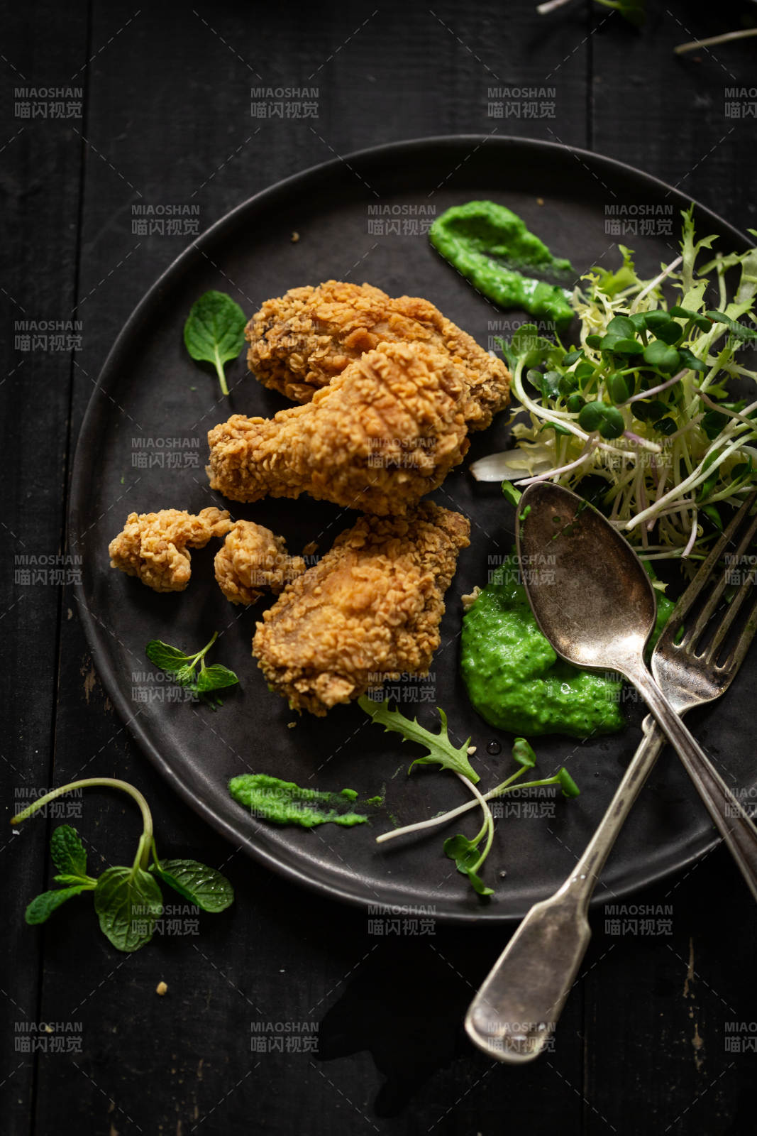 酥炸鸡块配青酱沙拉图片