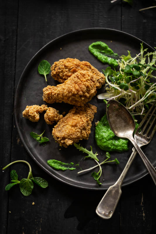 酥炸鸡块配青酱沙拉图片