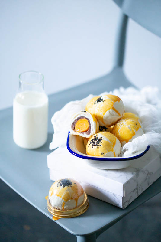 蛋黄酥配牛奶 美味早餐图片