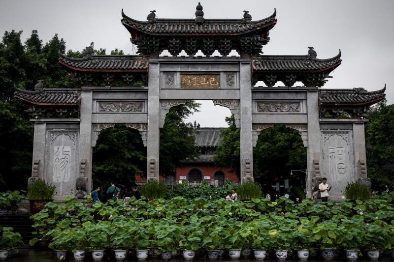 古寺门前绿植环绕图片