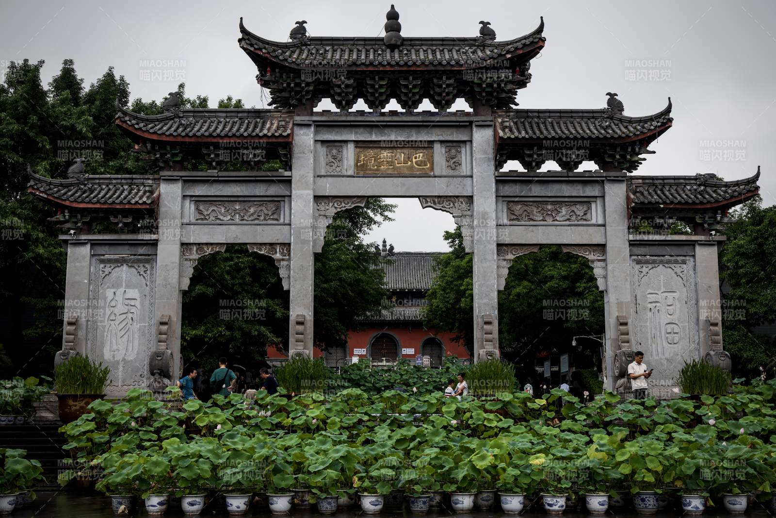 古寺门前绿植环绕图片