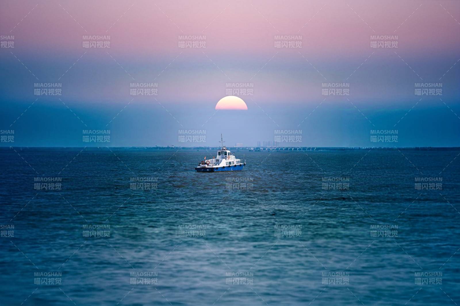 海上孤舟映夕阳图片