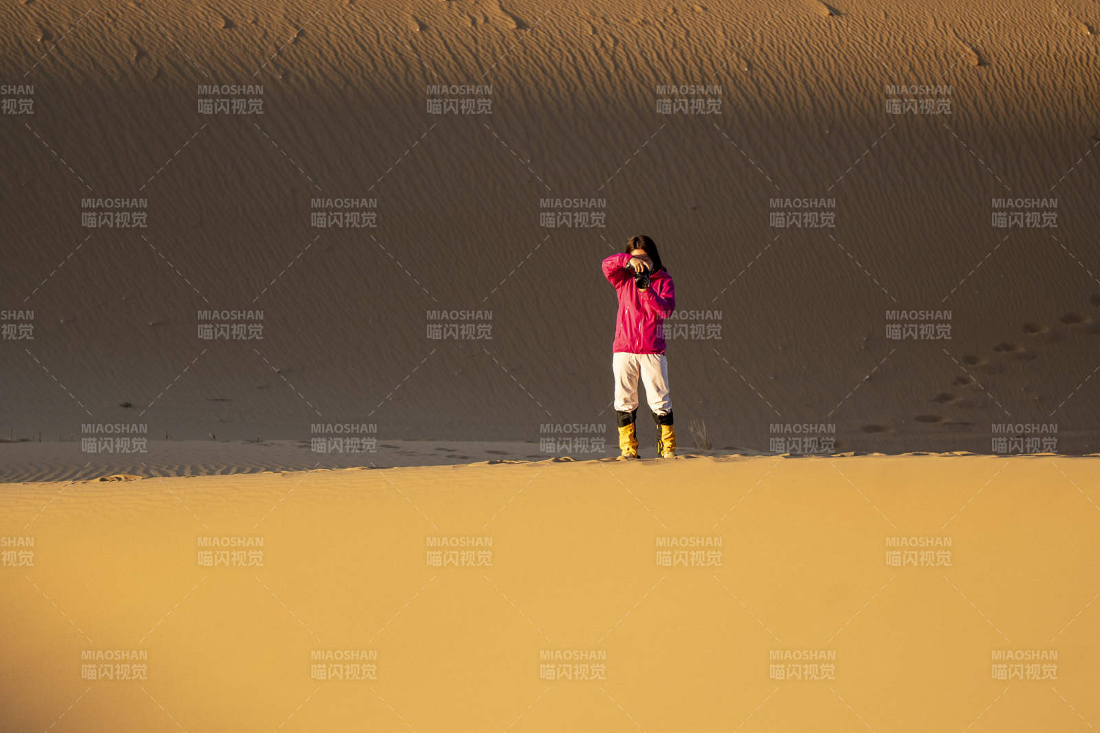 沙漠中的摄影师图片