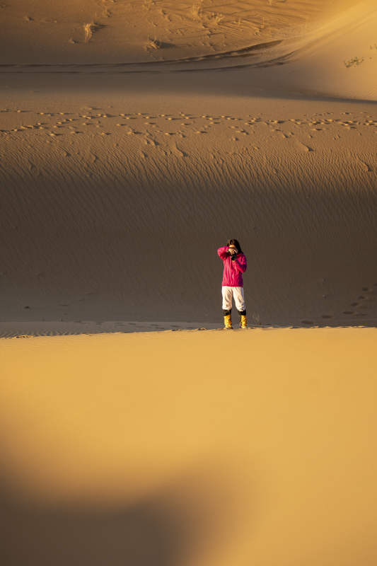 沙漠中的孤独旅人图片