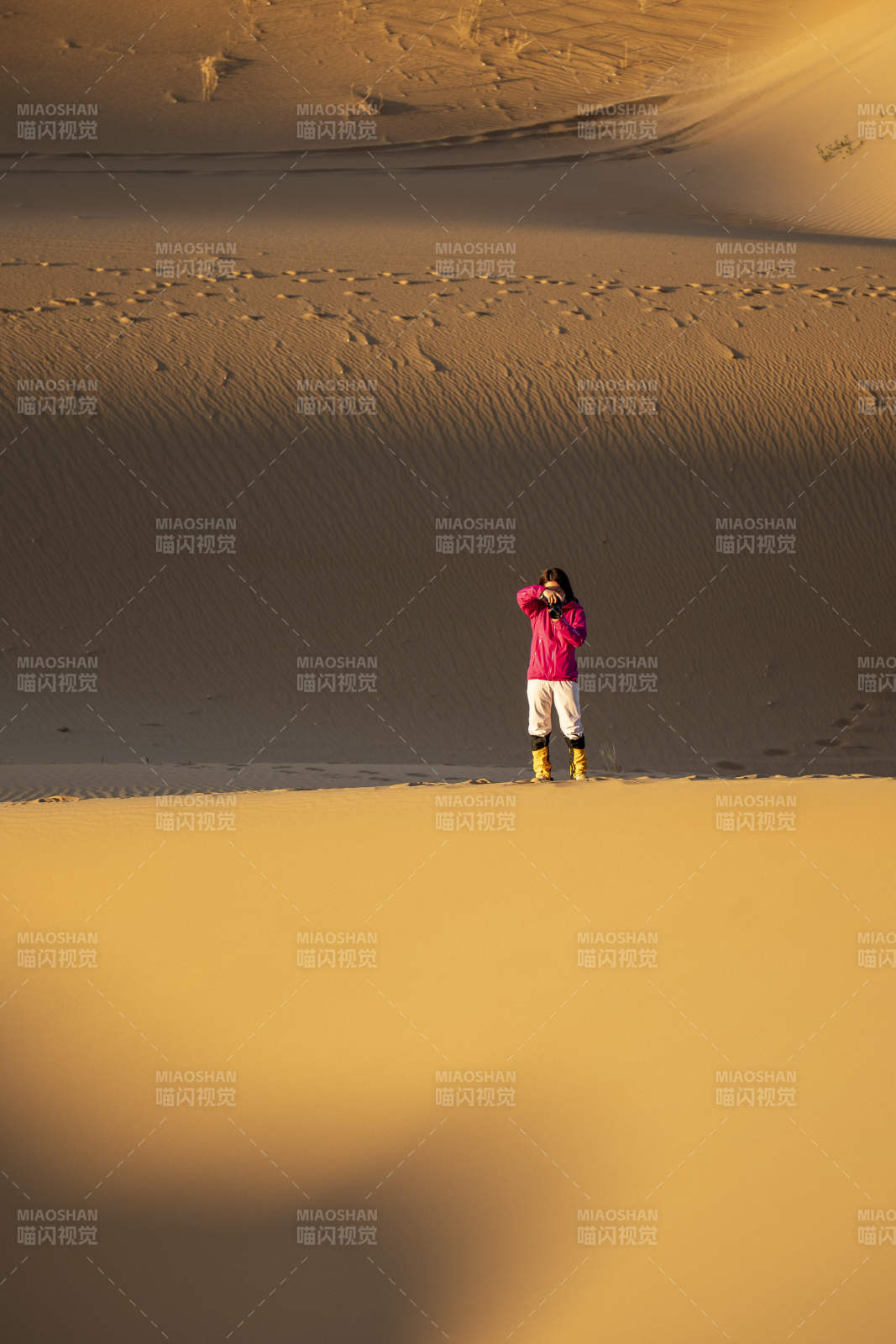 沙漠中的孤独旅人图片