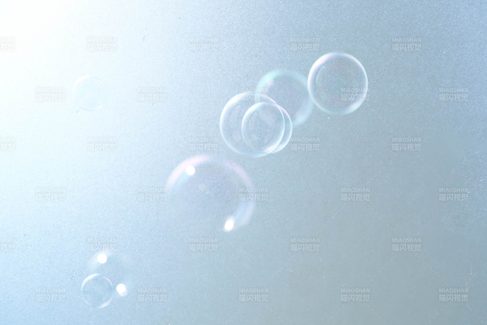 空中漂浮的泡泡图片