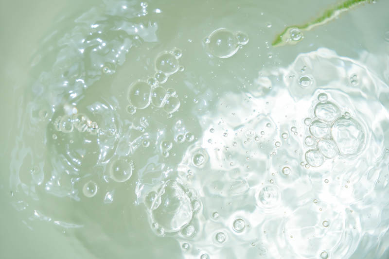 气泡与水的清新瞬间图片