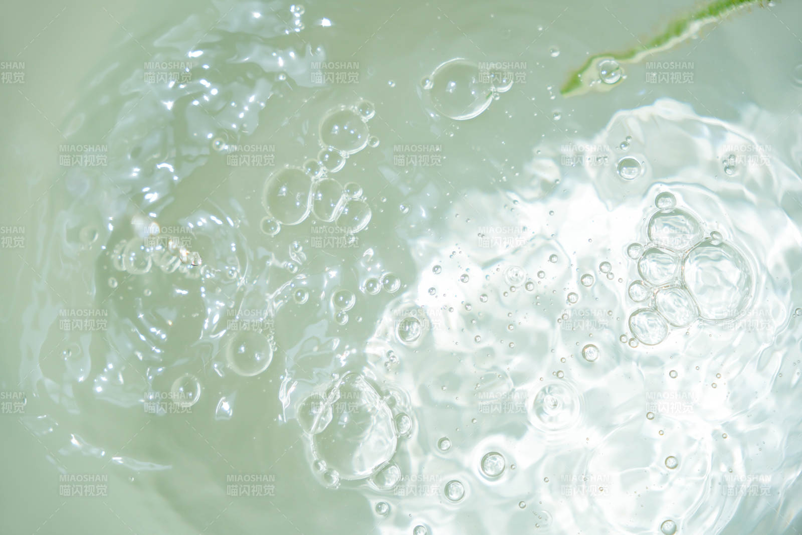 气泡与水的清新瞬间图片
