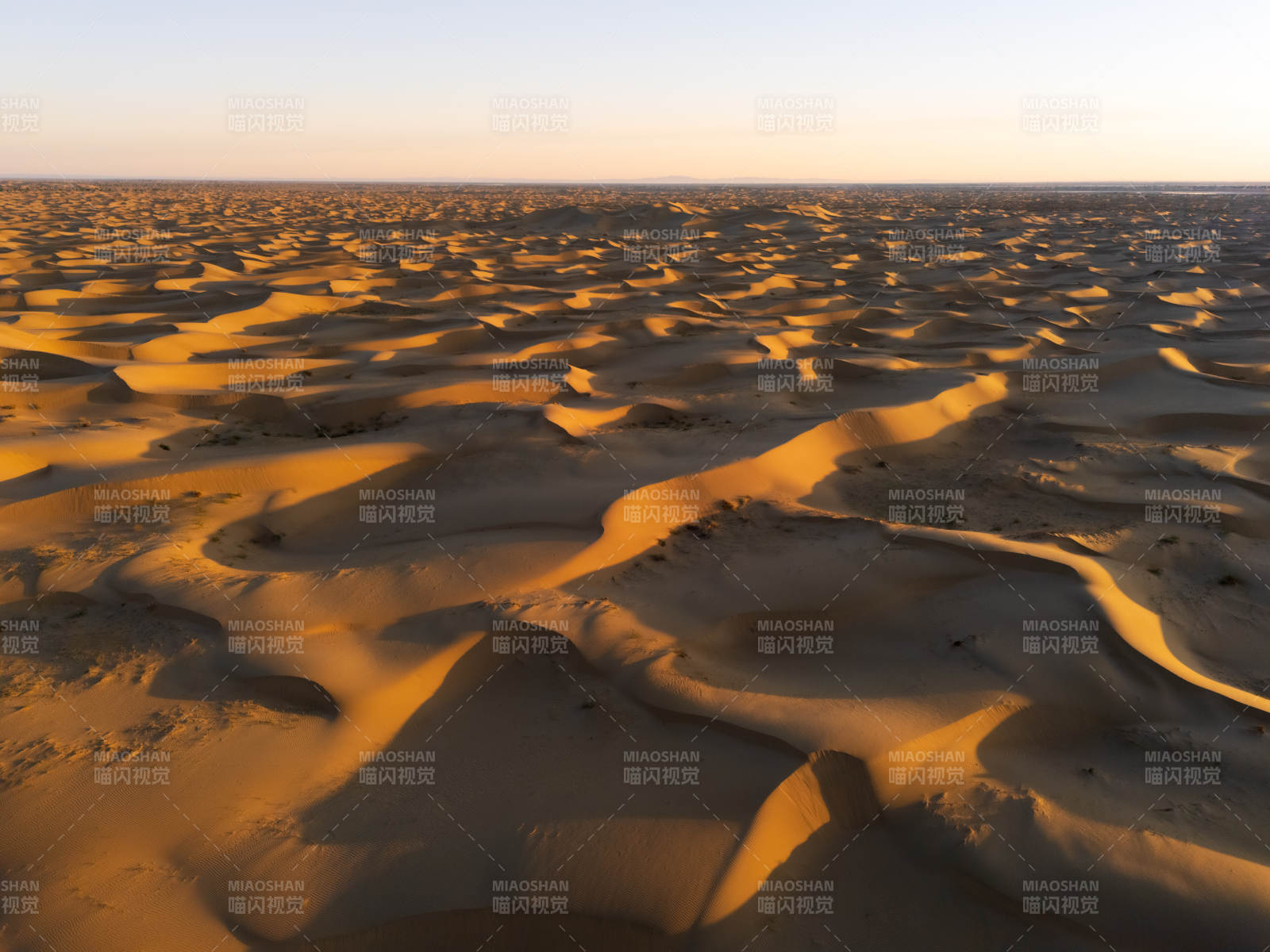 日出沙漠金色图片