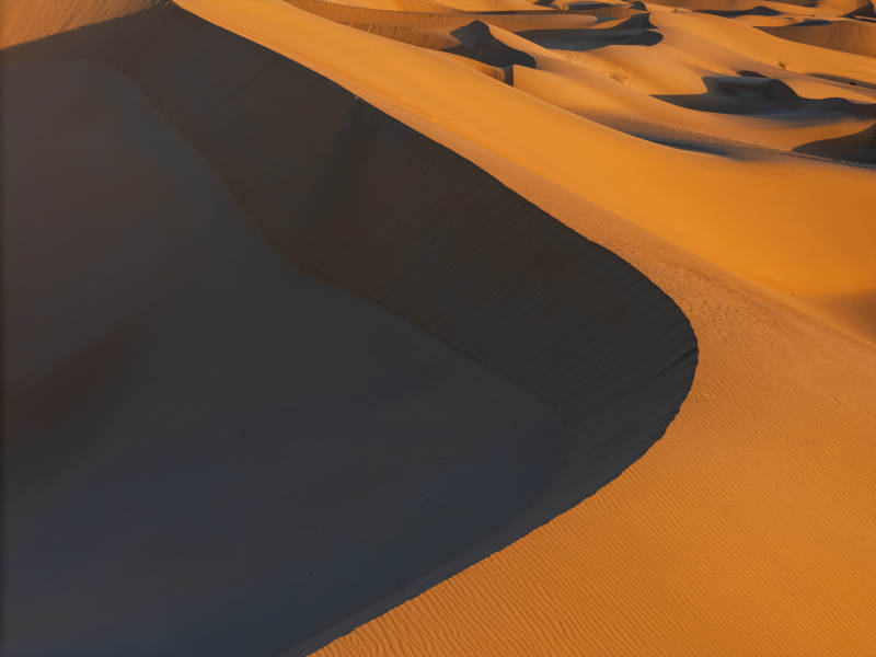 沙漠黄昏 沙丘的光影之美图片