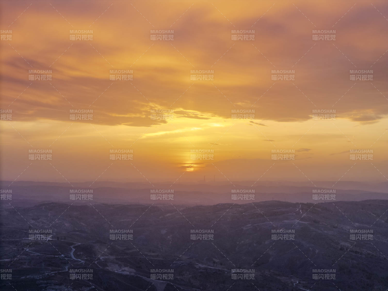 夕阳下的山峦美景图片