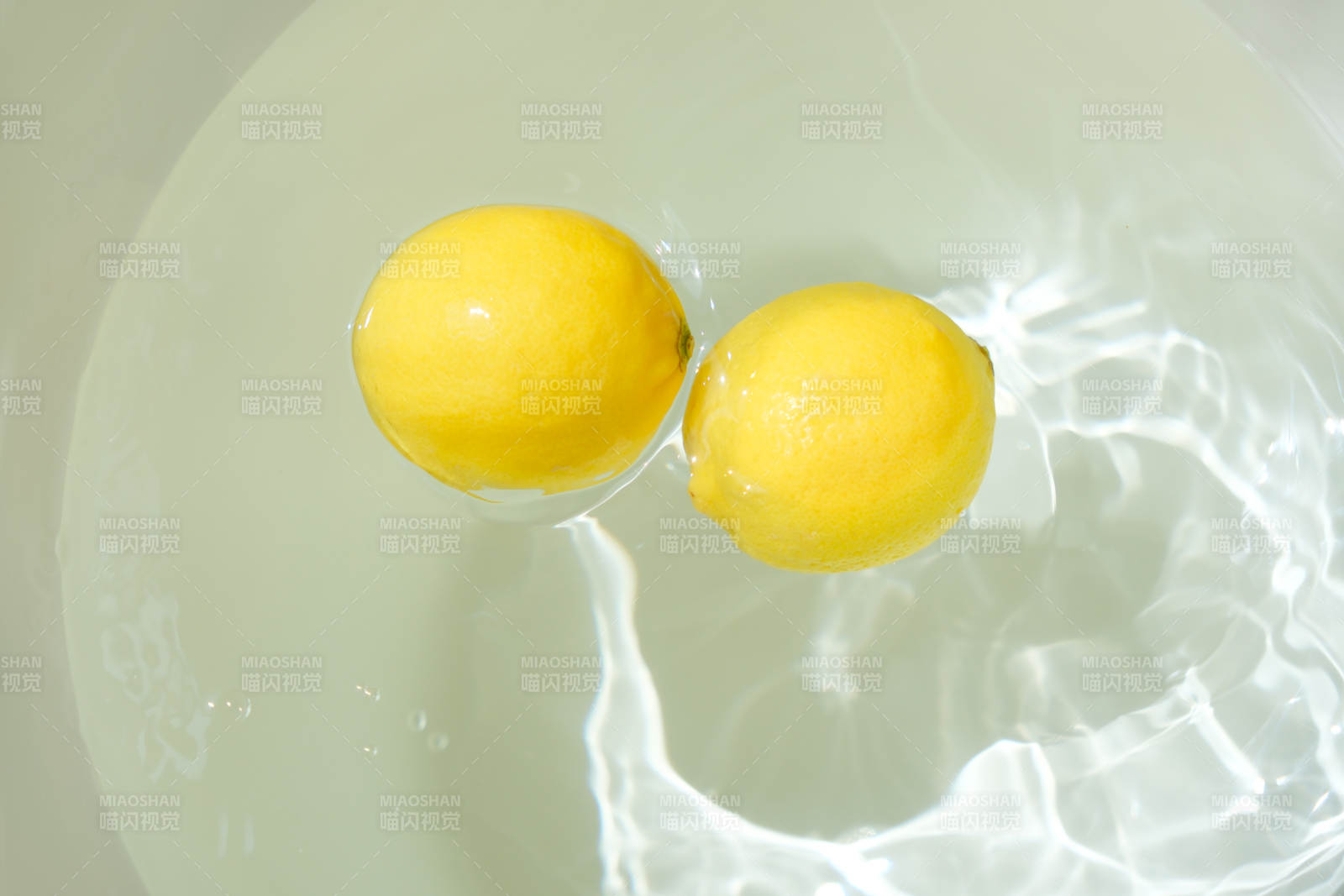 水中柠檬 清新自然图片