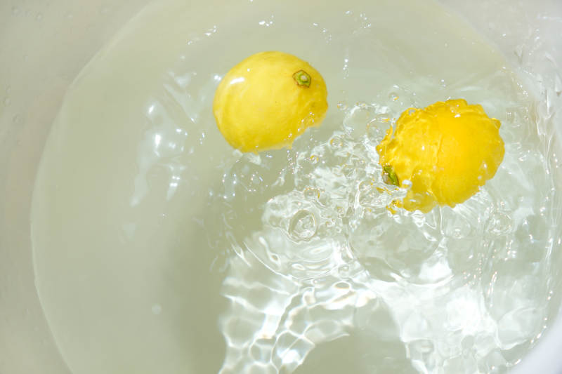 柠檬落入水中溅起水花图片