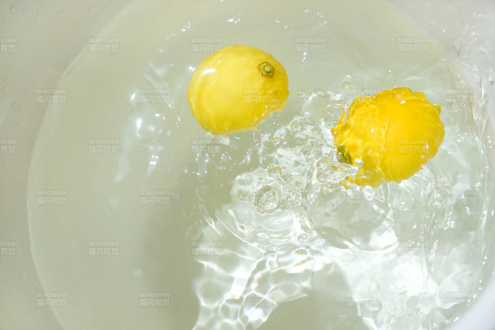 柠檬落入水中溅起水花图片