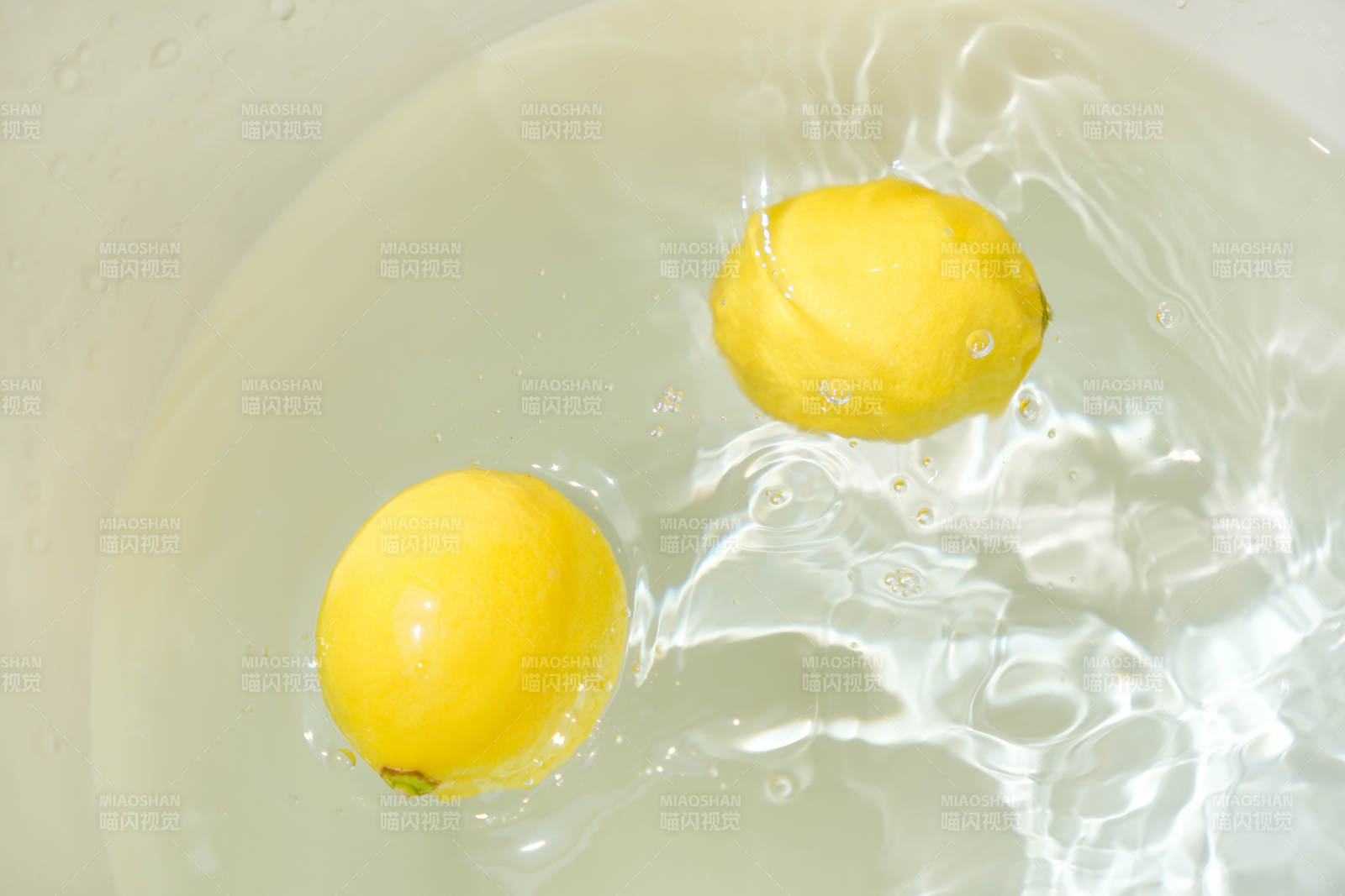 水中柠檬 清新自然图片