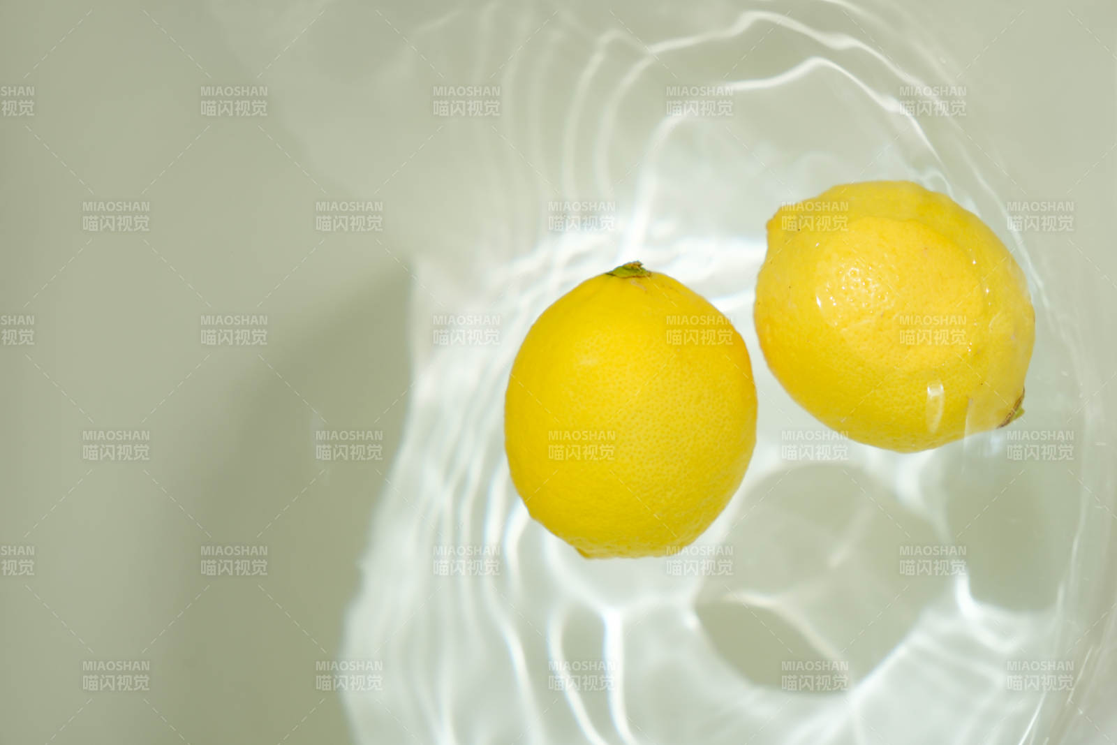 水中柠檬 清新自然图片