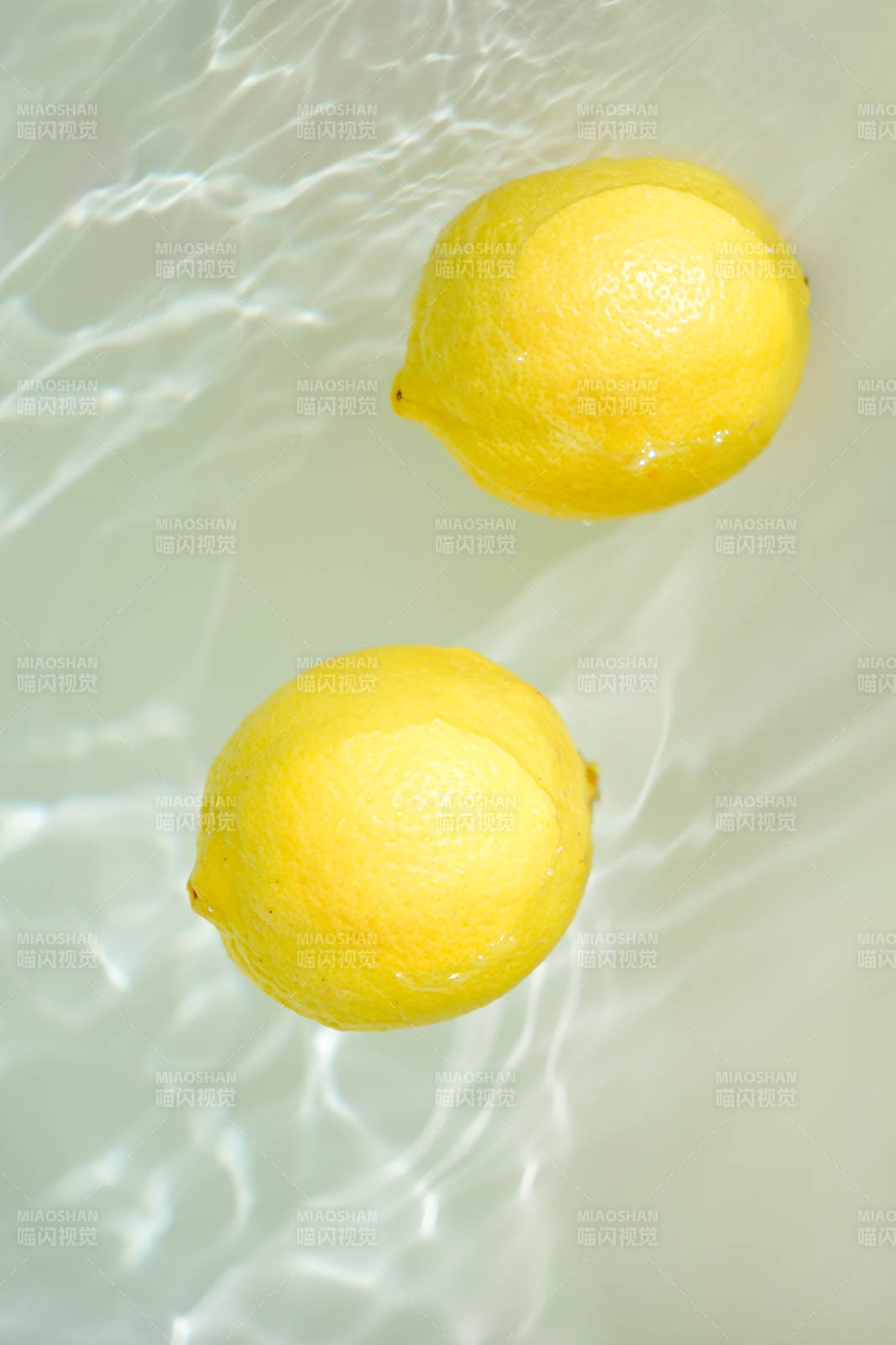 水中柠檬 清新自然图片