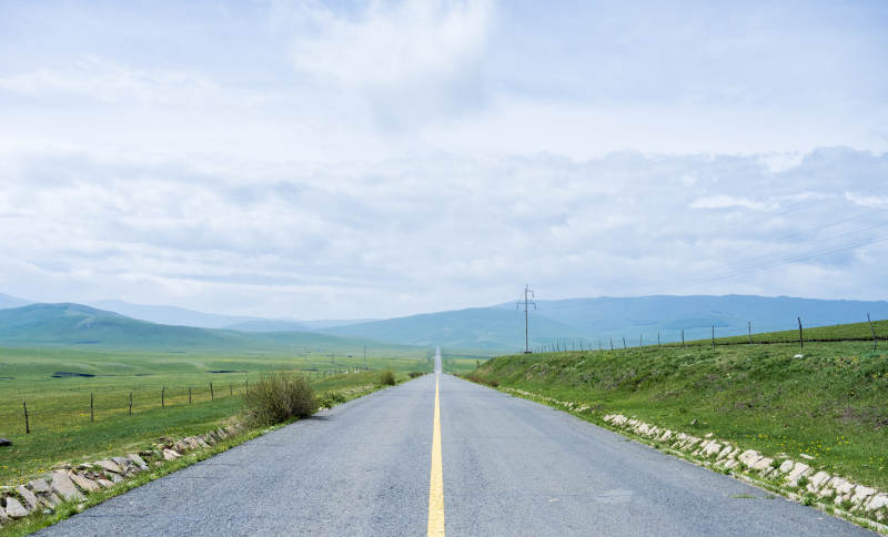 草原上的公路图片