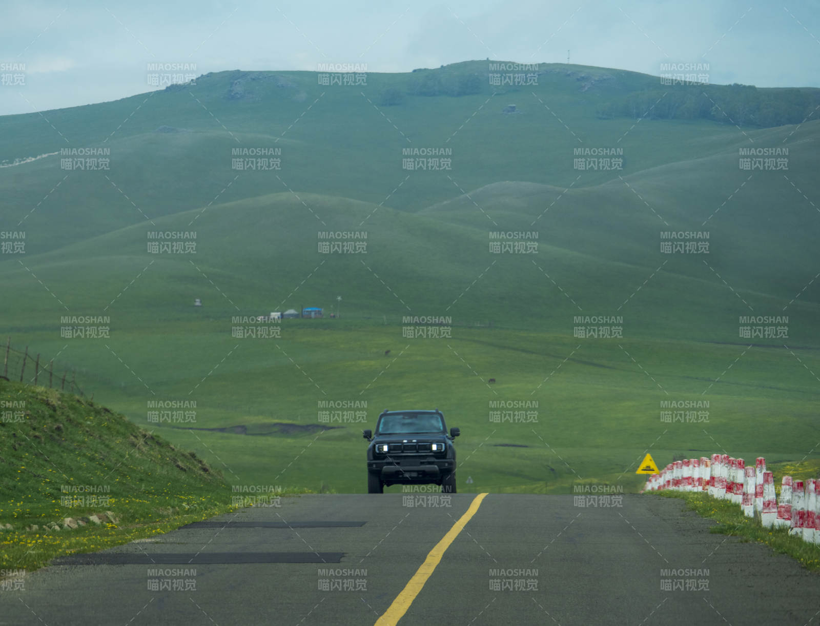 草原公路 越野车行进中图片