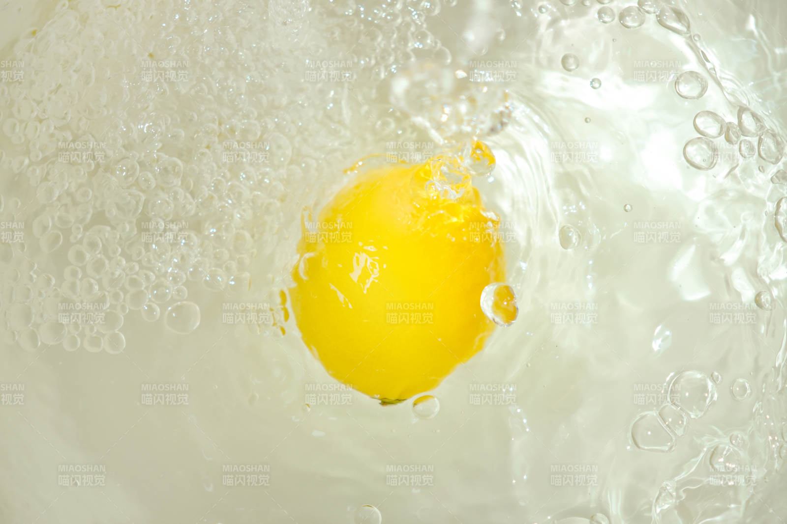 柠檬落入水中瞬间图片