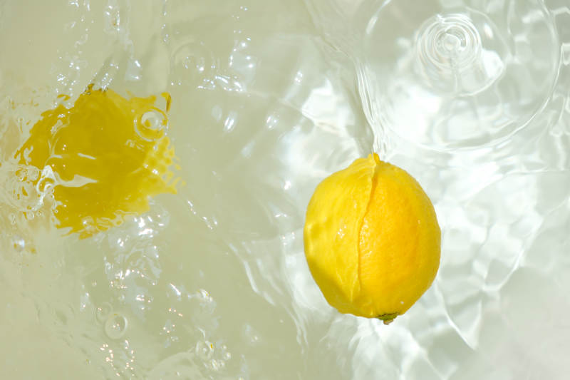 柠檬落入冰水瞬间图片