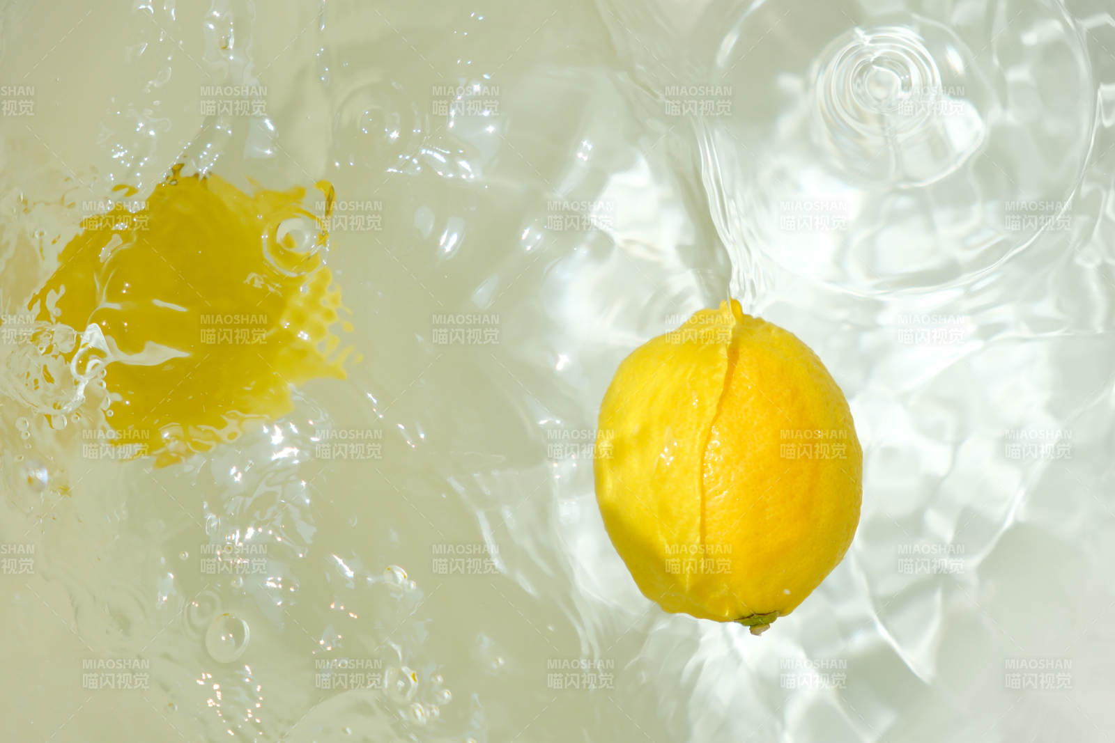柠檬落入冰水瞬间图片