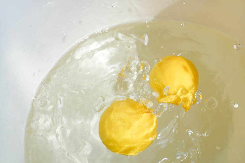 柠檬落入水中瞬间图片