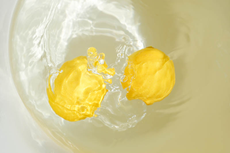 柠檬落入水中溅起水花图片