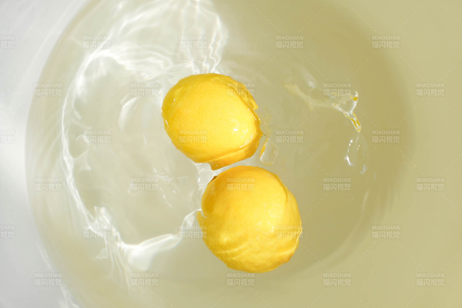 柠檬落入水中瞬间图片