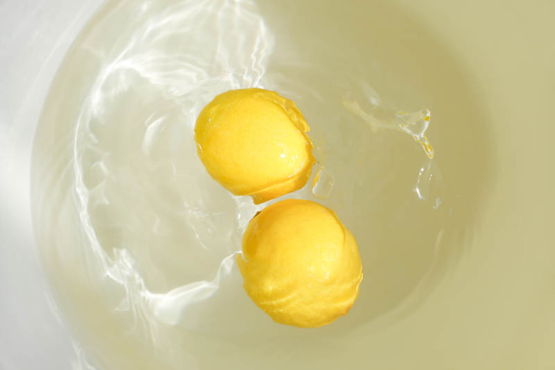 柠檬落入水中瞬间图片