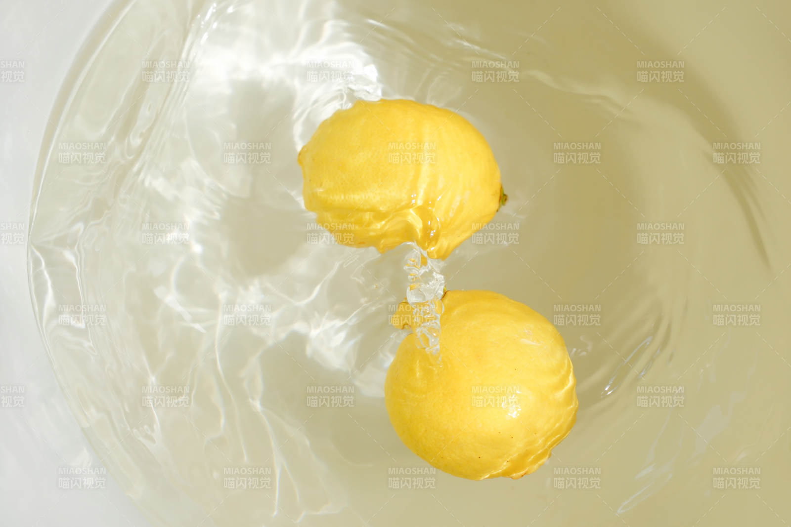 柠檬落入水中溅起水花图片