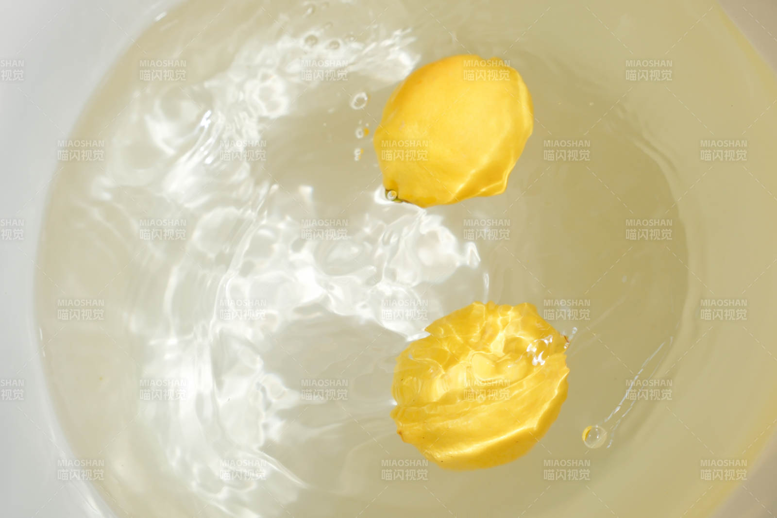 柠檬片在水中漂浮图片